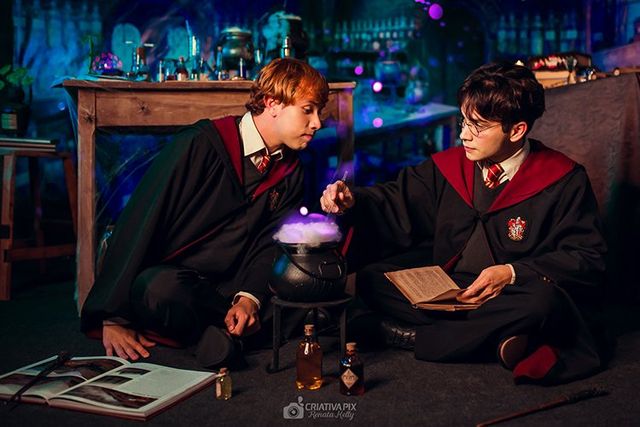 FOTÓGRAFA USA PAPÉIS E OBJETOS DE BAIXO CUSTO PARA RECRIAR CLIMA DO FILME DO HARRY POTTER /fotografa-usa-papeis-e-objetos-de-baixo-custo-para-recriar-clima-do-filme-do-harry-potter