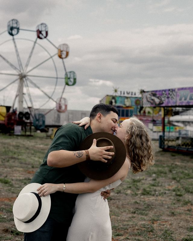 um casal descolado no parque /um-casal-descolado-no-parque