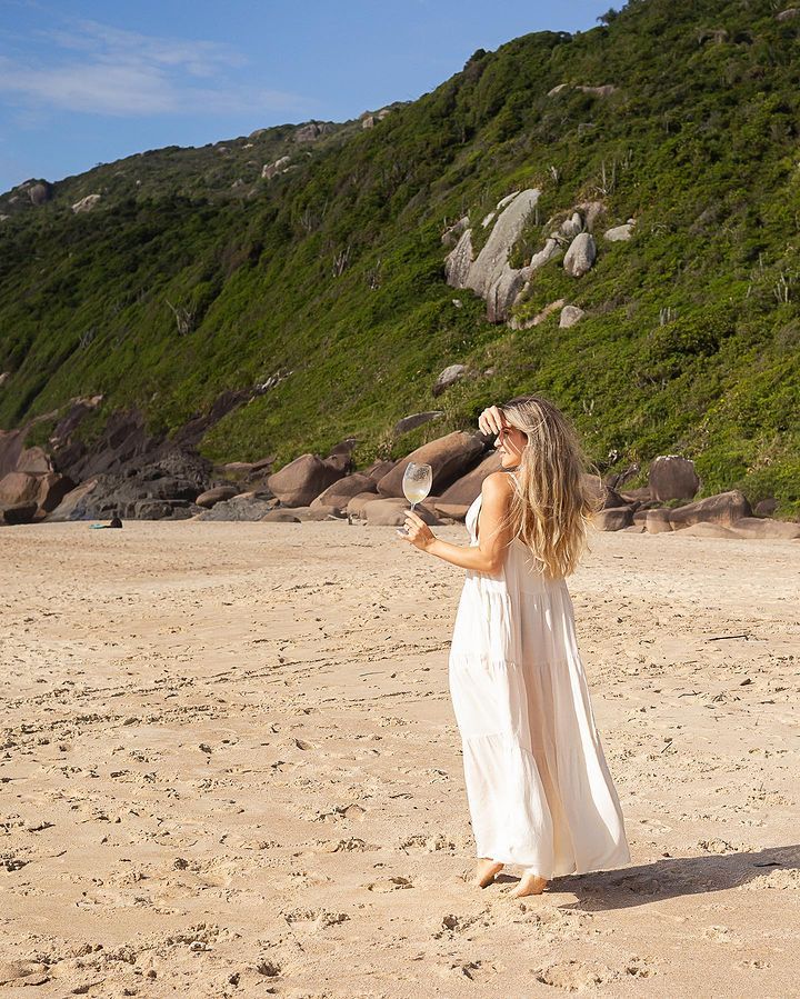 Sintia ama a praia, o sol, um bom vinho, apreciar a natureza - 7