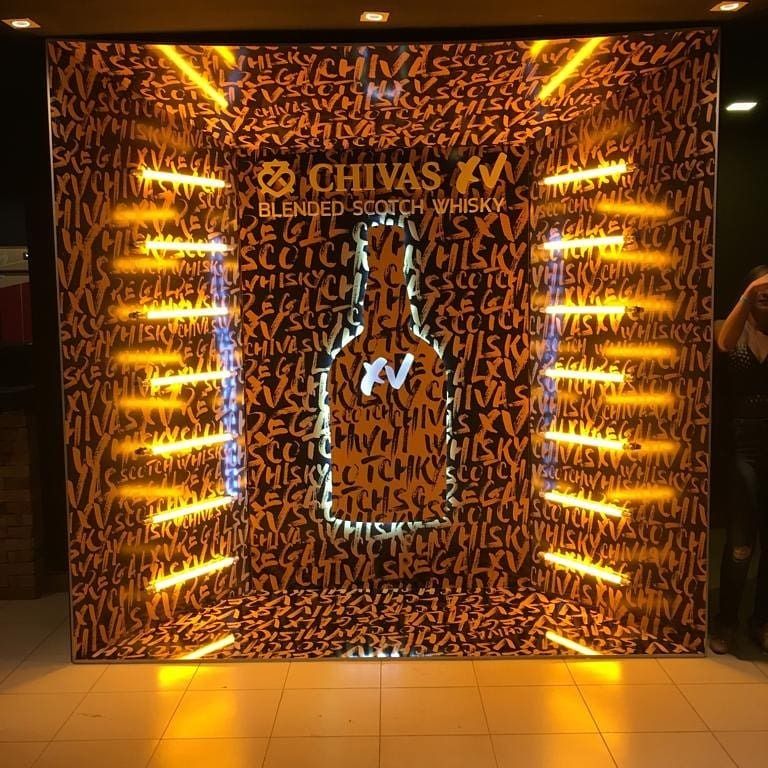 Aplicação de adesivos em parede - 4