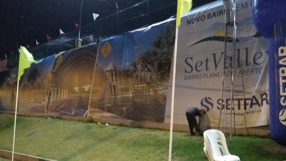 Aplicação de adesivos em parede - 11